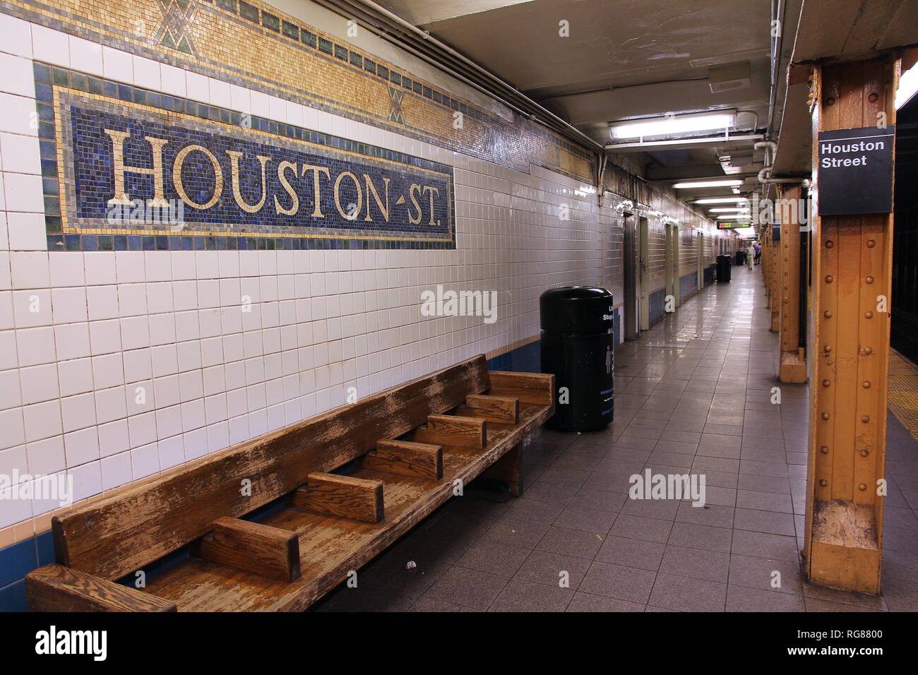 NEW YORK, Stati Uniti d'America - 2 Luglio 2, 2013: persone uscire Houston Street la stazione della metropolitana di New York. Con 1,67 miliardi di corse annuali, la metropolitana di New York è il 7b Foto Stock