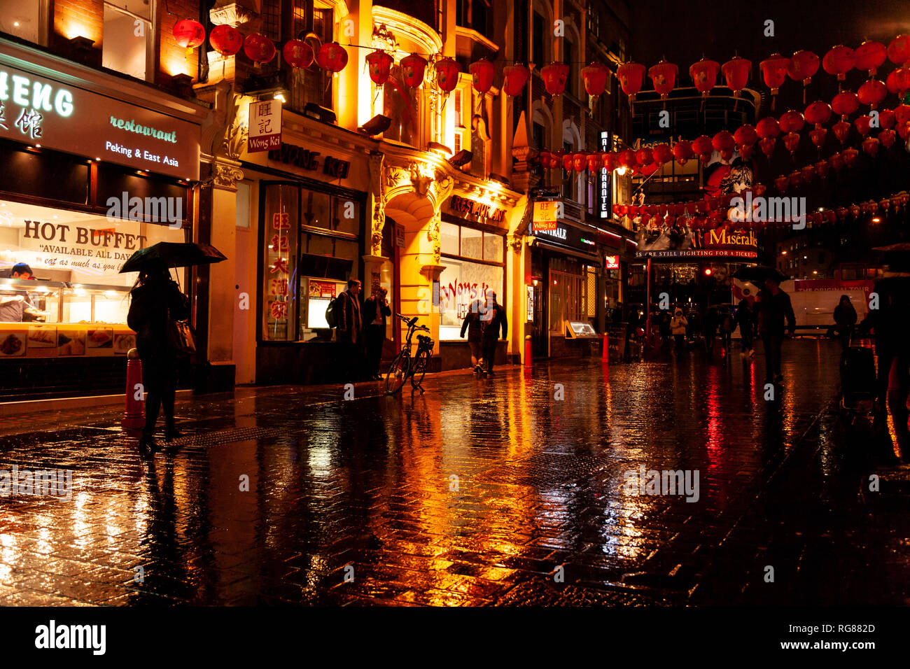 Situato nella città di Westminster nel west end di Londra, la Chinatown è un enclave etnica di negozi, ristoranti Foto Stock