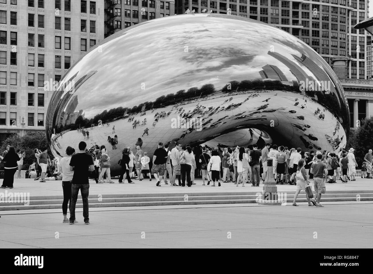 CHICAGO, Stati Uniti d'America - 28 giugno 2013: la gente visita Cloud Gate in Millennium Park di Chicago. Con 2,7 milioni di residenti, Chicago è la terza città più popolosa Foto Stock