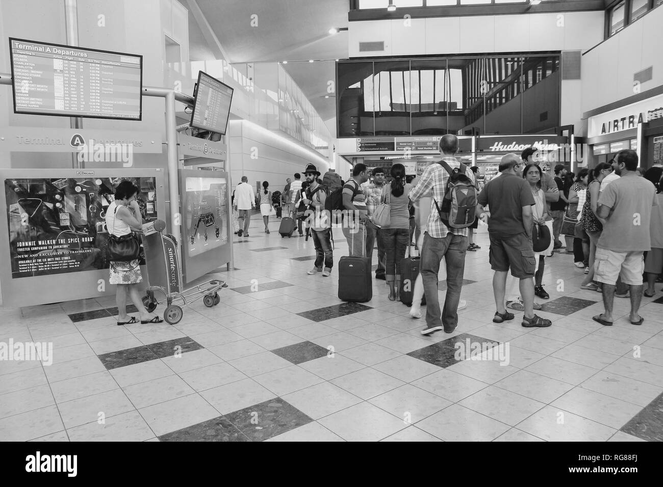 NEWARK, STATI UNITI D'AMERICA - luglio 7, 2013: persone attendere all'Aeroporto Newark Liberty di Newark. Con 33,7 milioni di totale Traffico viaggiatori è la quattordicesima indaffarato airp Foto Stock