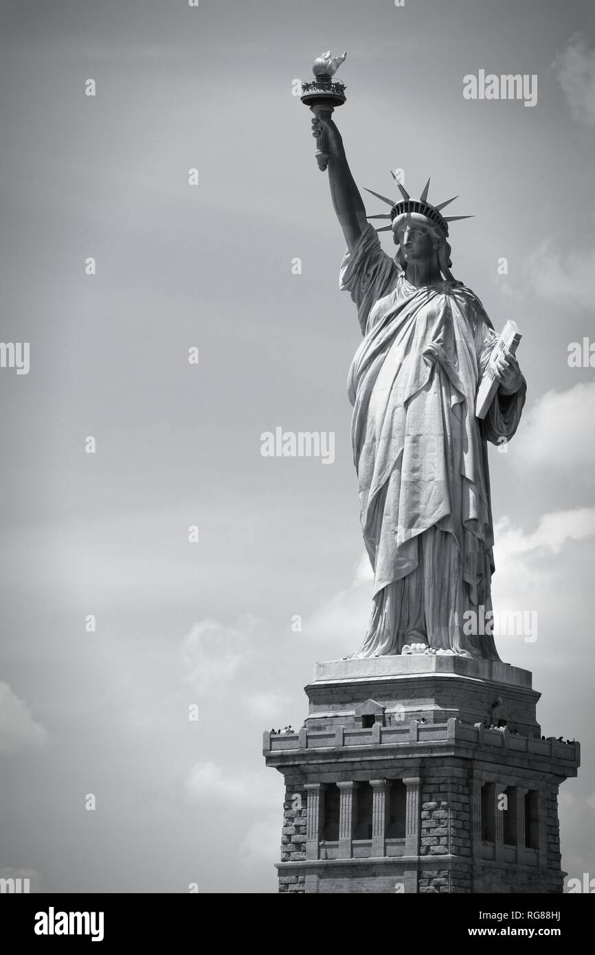 Bianco & Nero dettaglio della torcia, la corona e il profilo della Statua  della Libertà, Liberty Island, New York City Foto stock - Alamy