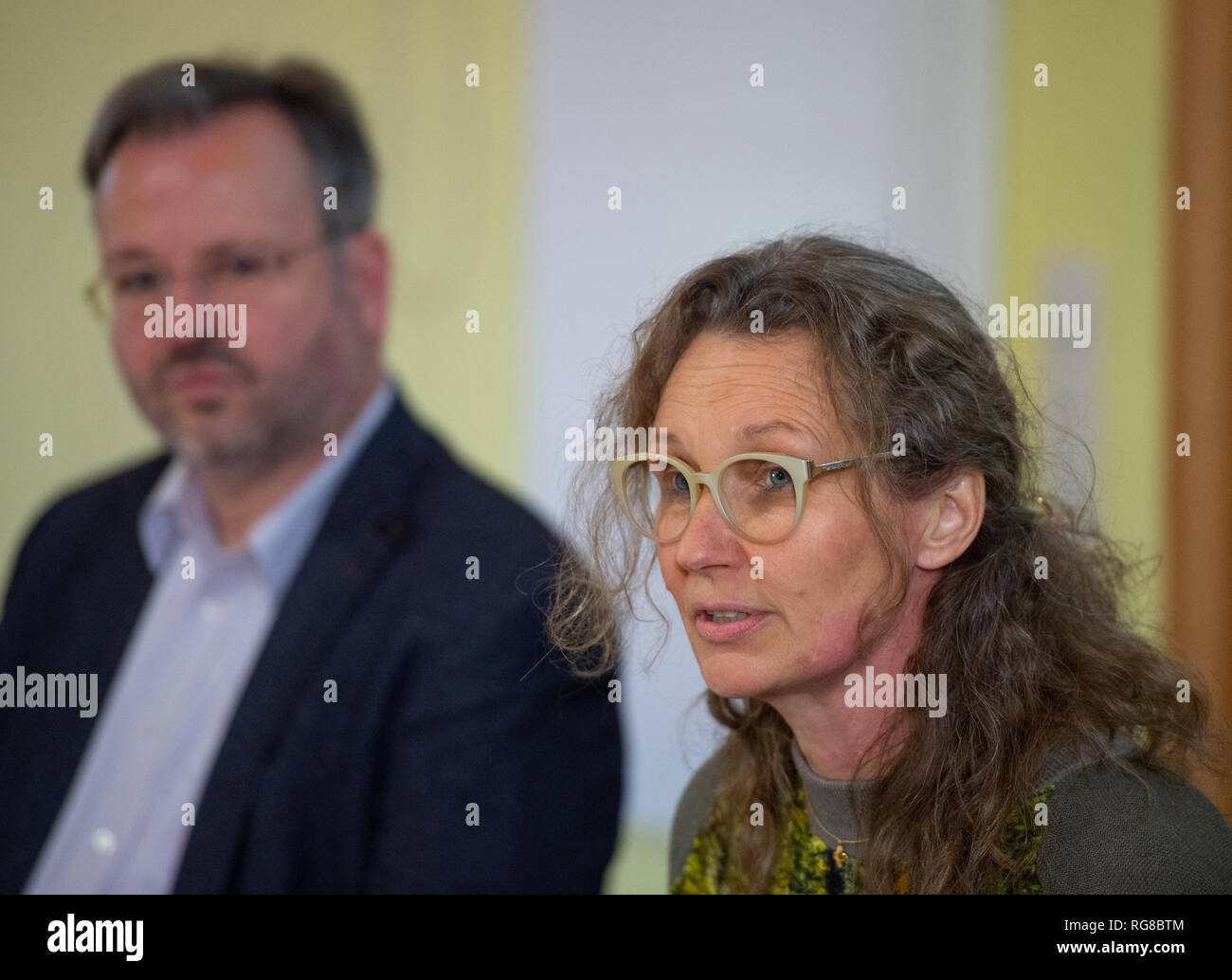 Buir, Germania. 28 gen, 2019. Antje Grothus (r), membro della Commissione di carbone e stakeholder della regione, parla nel corso di una conferenza stampa in un palazzo municipale. Andreas Büttgen Buirer, membro del consiglio di amministrazione di Buir, si siede accanto a lei. Il briefing con la stampa ha commentato la relazione finale della Commissione "Crescita, dei cambiamenti strutturali e l'occupazione". Credito: Christophe Gateau/dpa/Alamy Live News Foto Stock