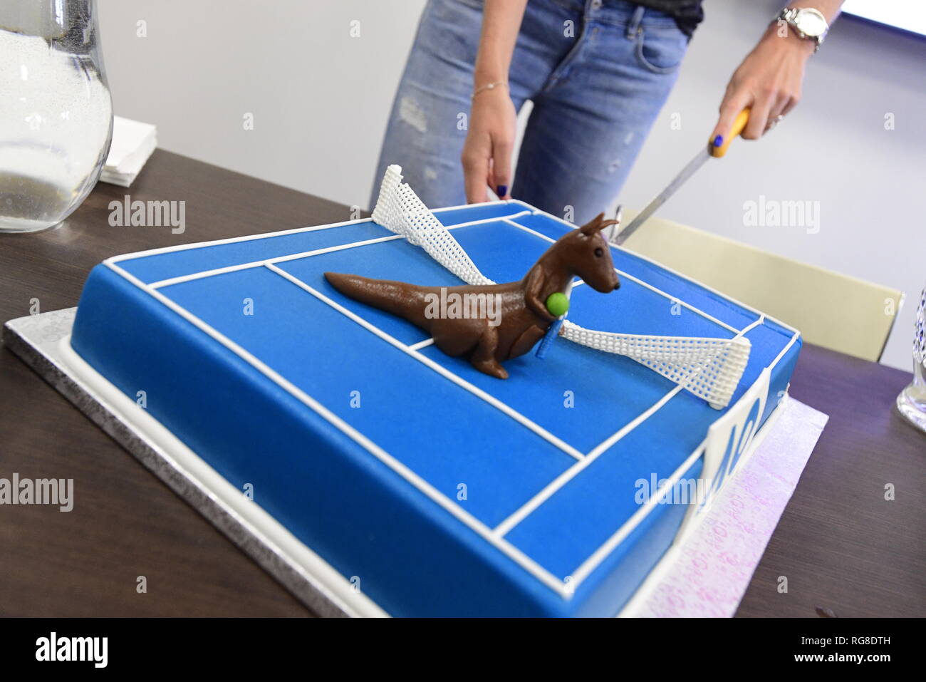 Praga, Repubblica Ceca. 28 gen, 2019. Ceca giocatore di tennis Petr Kvitova taglia una torta con la forma di un campo da tennis con un canguro durante una conferenza stampa dopo il suo ritorno dell'Australian Open, il 28 gennaio 2019, a Praga, Repubblica Ceca. Credito: Roman Vondrous/CTK foto/Alamy Live News Foto Stock