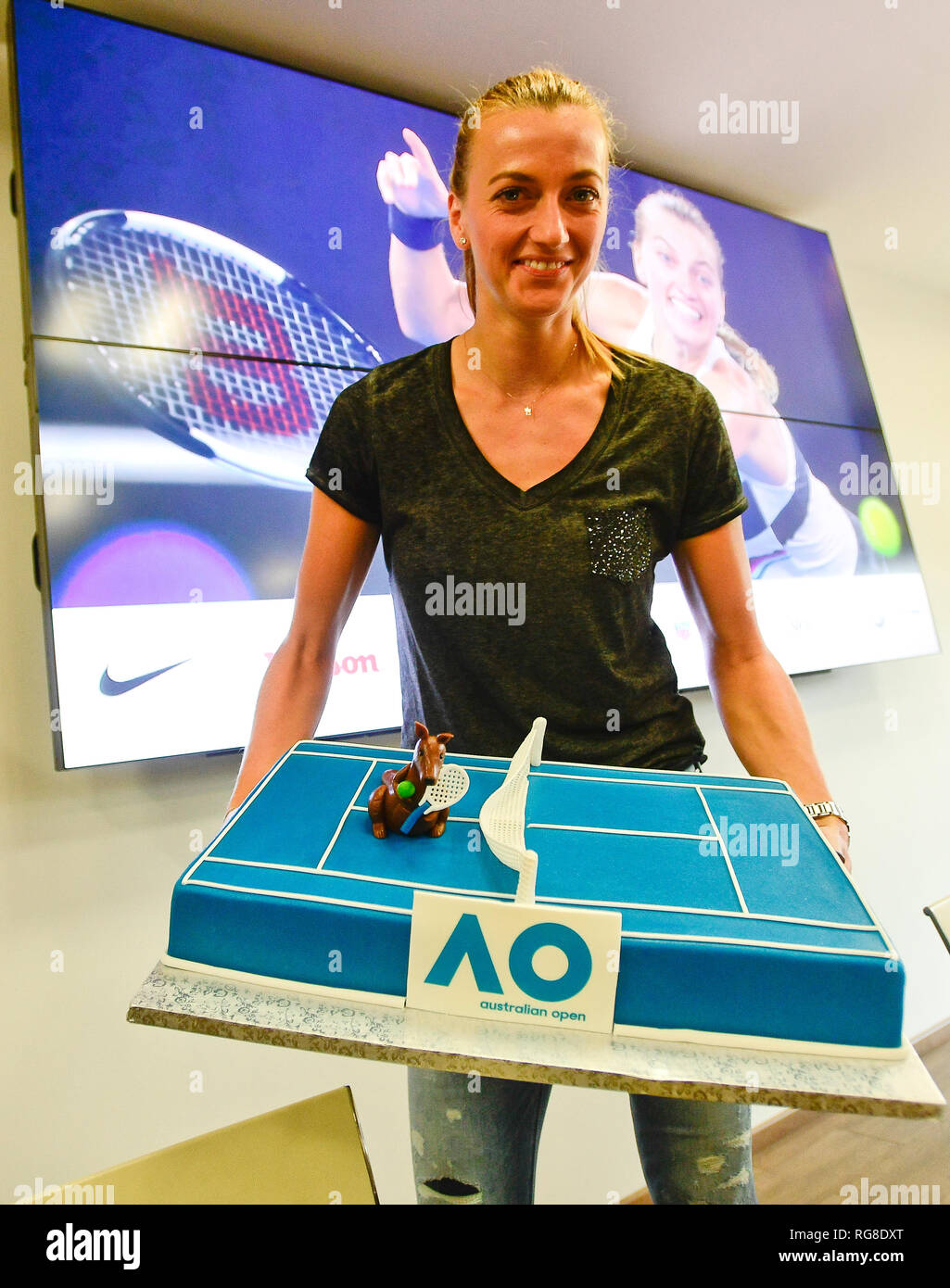 Praga, Repubblica Ceca. 28 gen, 2019. Ceca giocatore di tennis Petr Kvitova mostra una torta con la forma di un campo da tennis con un canguro durante una conferenza stampa dopo il suo ritorno dell'Australian Open, il 28 gennaio 2019, a Praga, Repubblica Ceca. Credito: Roman Vondrous/CTK foto/Alamy Live News Foto Stock