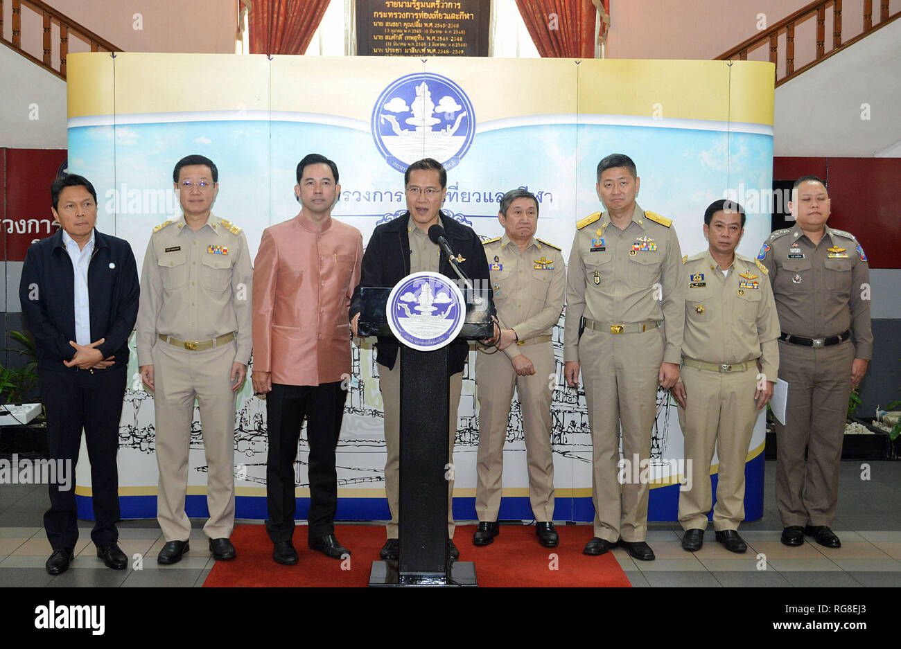 (190128) -- BANGKOK, Gennaio 28, 2019 (Xinhua) -- turismo tailandese e il ministro dello sport Weerasak Kowsurat (C) parla nel corso di una conferenza stampa a Bangkok, capitale della Thailandia, Gennaio 28, 2019. Un totale di 38.27 milioni di stranieri ha visitato la Thailandia, generando circa due miliardi di baht (circa 60,6 miliardi di dollari) connesse al turismo ricavi, detto il turismo e lo sport il Ministro Weerasak Kowsurat lunedì. Il numero di stranieri di arrivi di turisti è aumentato 7,54 percento quando confrontata con il 2017 e il turismo connessi ricavi in crescita del 9,63%, il ministro ha dichiarato in una conferenza stampa. Due grandi turi Foto Stock