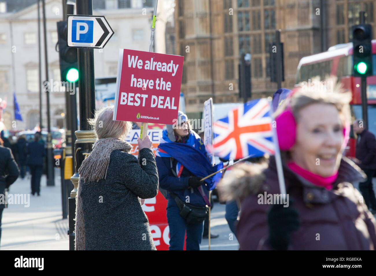 Londra, Regno Unito. 28 gen, 2019. Pro e contro manifestanti Brexit raccogliere fuori le case del Parlamento il giorno prima del voto sul amandments alla sottrazione atto iniziare . Credito: George Wright Cracknell/Alamy Live News Foto Stock