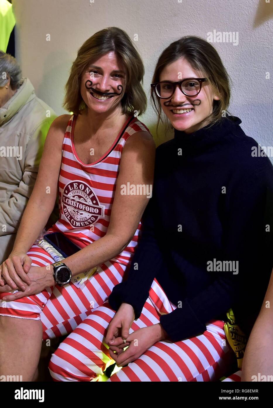 Canottiere San Cristoforo organizza il Cimento dei Leoni, 50 nuotatori tuffarsi nel Naviglio Grande a mezzanotte, nella foto il commissario Roberta Guaineri con sua figlia (Duilio Piaggesi, Milano - 2019-01-27) p.s. la foto e' utilizzabile nel rispetto del contesto in cui e' stata scattata, e senza intento diffamatorio del decoro delle persone rappresentate Foto Stock