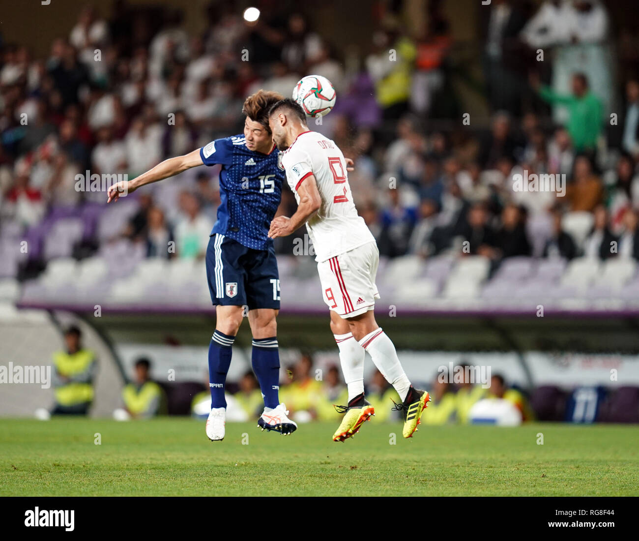 Abu Dhabi, negli Emirati Arabi Uniti. 28 gen 2019. Takehiro Tomiyasu del Giappone e Omid Ebrahimi di Iran impegnativo per la sfera durante l'Iran v Giappone al Hazza bin Zayed Stadium di Abu Dhabi, Emirati arabi uniti, AFC Asian Cup, Asian campionato di calcio. Ulrik Pedersen/CSM. Credito: Cal Sport Media/Alamy Live News Foto Stock