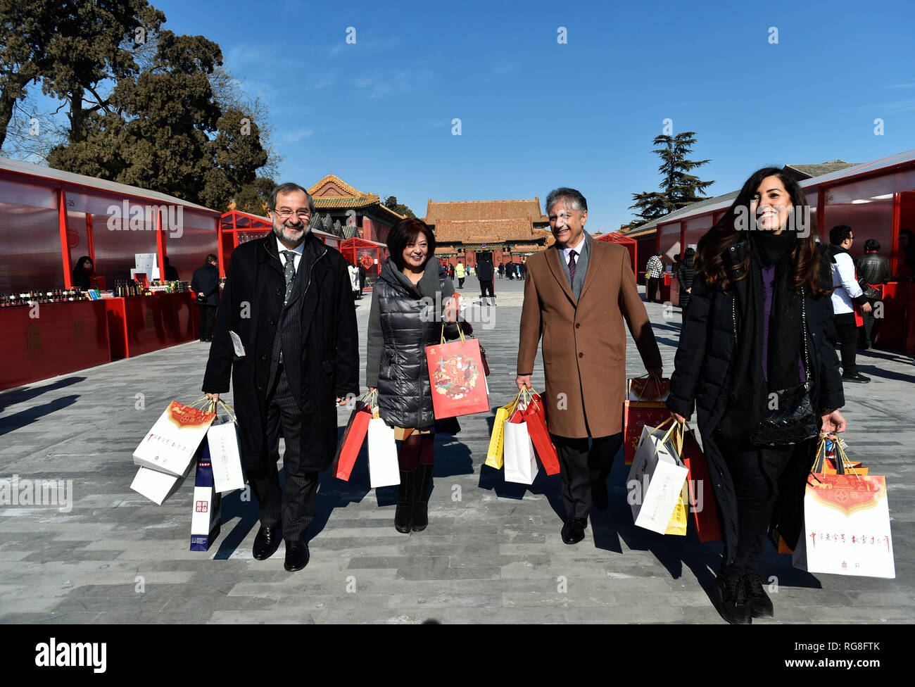 (190128) -- PECHINO, Gennaio 28, 2019 (Xinhua) -- i turisti stranieri sono visti con ciò che hanno fatto acquisti nel corso di una fiera presso il Museo del Palazzo Imperiale a Pechino Capitale della Cina, Gennaio 28, 2019. Circa 150 tempo cinese-honoured brands, selezionate da alcune province cinesi e comuni, sono esposti a una fiera con il museo del palazzo durante il Festival di Primavera. Le storie di molti dei cinesi di tempo-onorato marchi, che spaziano dalle prelibatezze locali, liquori, prodotti di salute per la seta e artigianato, può essere ricondotta alla dinastia Qing (1644-1911) quando i loro prodotti sono stati omaggi esclusivi per l'imperial Foto Stock