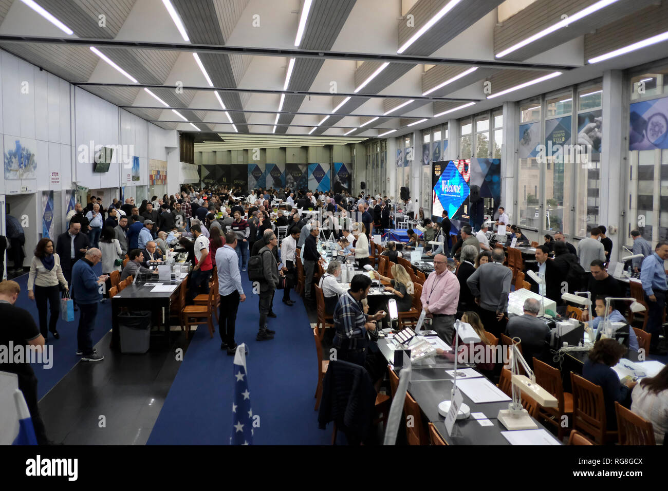 Ramat Gan, Israele. 28 gennaio 2019.centinaia di diamante israeliano aziende offrendo sia allentato diamanti e gioielli con diamanti e Diamante buyer provenienti da più di 30 paesi in tutto il mondo prendendo parte alla International Diamond Settimana in Israele (IDWI) al piano commerciale dell'Israele Diamond Exchange (IDE) nella città di Ramat Gan. La grande quantità e varietà di prodotti in offerta è valutato a oltre un miliardo di dollari. Credito: Eddie Gerald/Alamy Live News Foto Stock