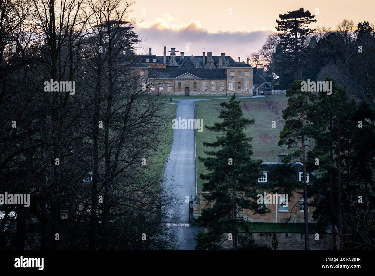 Cornbury Deer Park, Oxfordshire, Regno Unito. 28 gen, 2019. Il Regno Unito il tempo era fresco e nitido per un tardo pomeriggio passeggiata in Cornbury Deer Park. Casa Cornbury al tramonto. Credito: Sidney Bruere/Alamy Live News Foto Stock