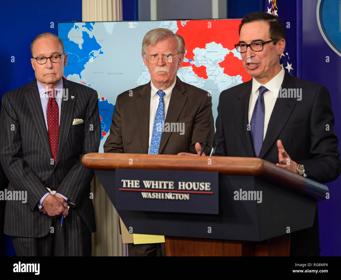 Stati Uniti Segretario del Tesoro Steven T. Mnunchin, destra, conduce a un briefing con il National Security Advisor John R. Bolton, centro di Brady Press Briefing Room della Casa Bianca di Washington, DC il lunedì, 28 gennaio 2019. Bolton e Mnunchin ha annunciato che l' amministrazione ha imposto sanzioni sulla Petroleos de Venezuela S.A., la società petrolifera statale del Venezuela, un movimento mirato ad aumentare la pressione sul presidente Nicolas Maduro a cedere il potere di Juan Guaido. Guardando da sinistra è il direttore del Consiglio nazionale economico Larry Kudlow. Credito: Ron Sachs/CNP /MediaP Foto Stock