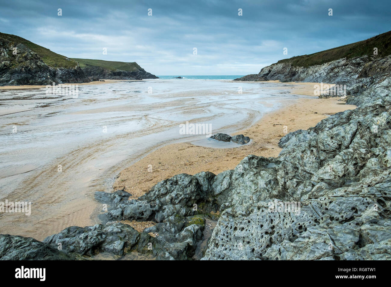 L'appartata Porth Polly scherzo a bassa marea in Newquay Cornwall. Foto Stock