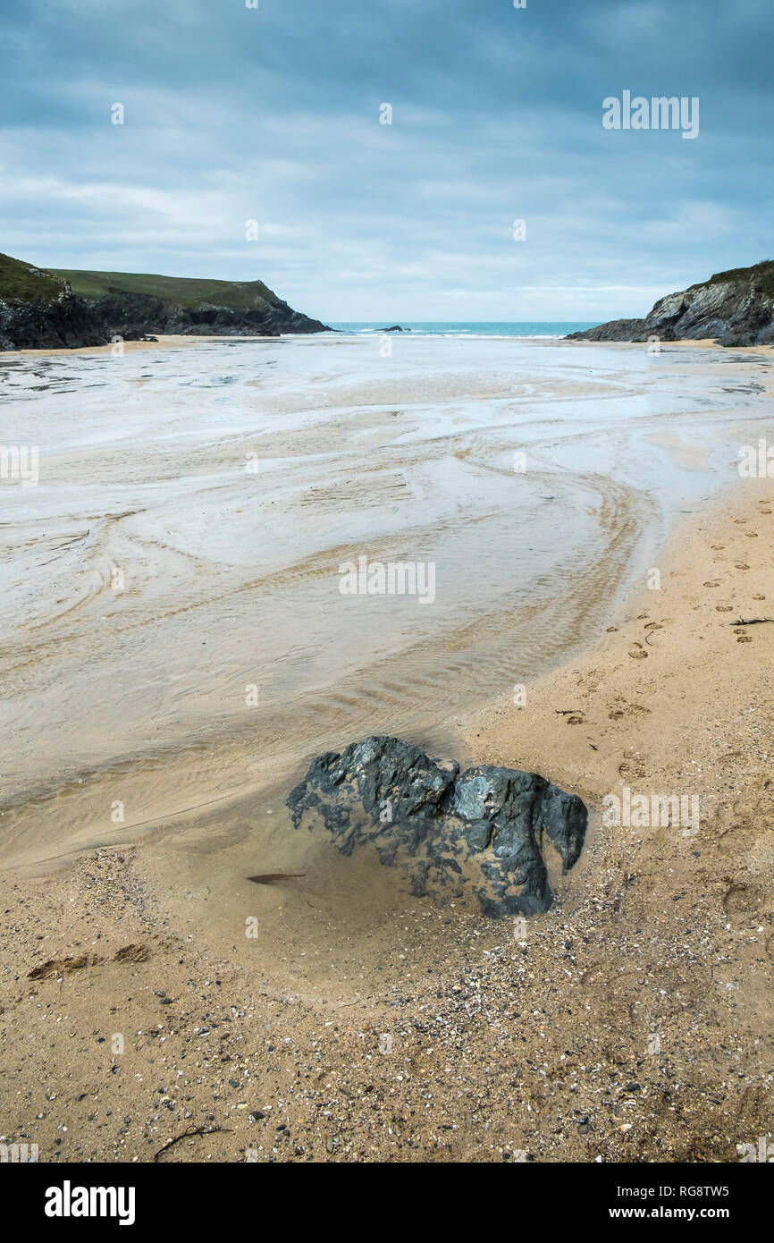 L'appartata Porth Polly scherzo beach a bassa marea in Newquay Cornwall. Foto Stock