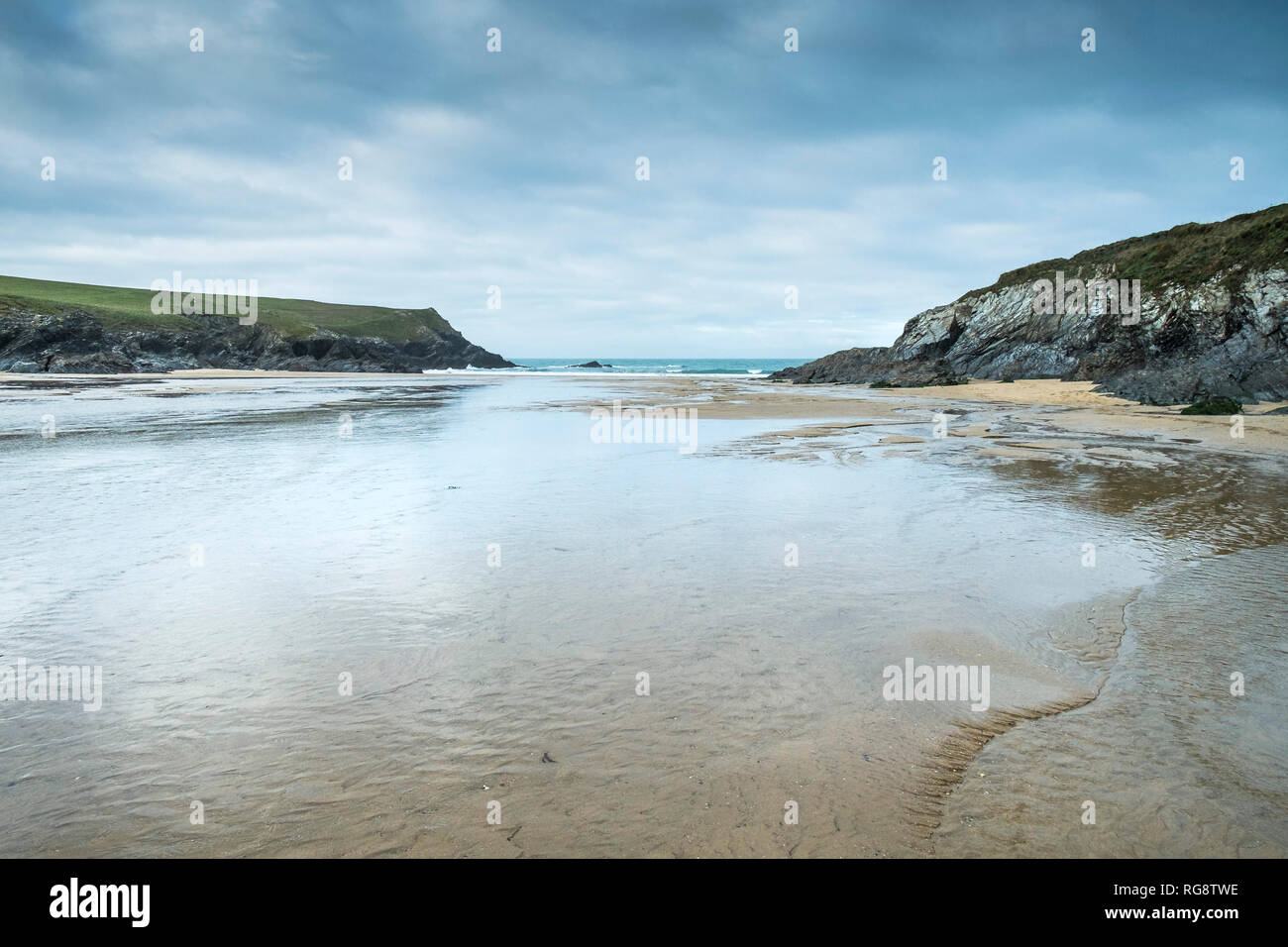 L'appartata Polly Porth scherzo beach a bassa marea in Newquay Cornwall. Foto Stock