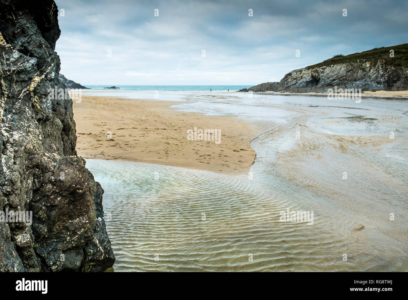 L'appartata Polly Porth scherzo beach a bassa marea in Newquay Cornwall. Foto Stock