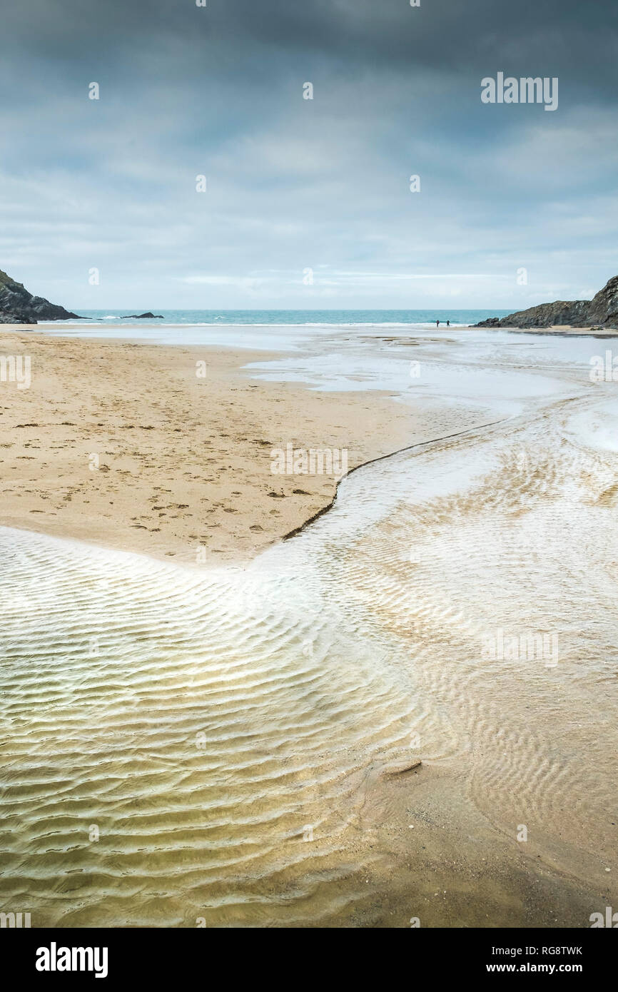 Il seclude Porth Polly scherzo beach a bassa marea in Newquay Cornwall. Foto Stock