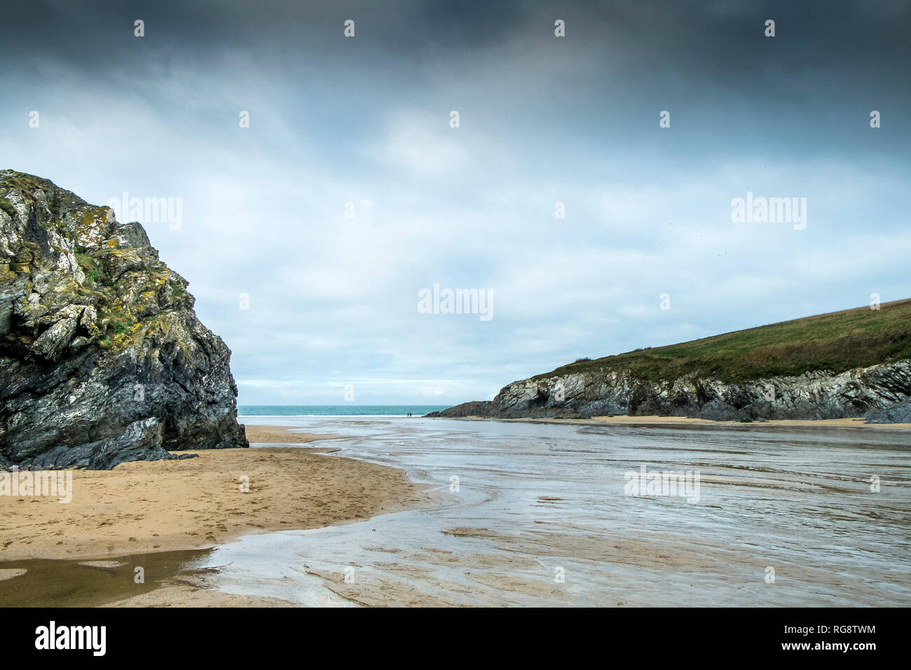 L'appartata Porth Polly scherzo in spiaggia a bassa marea Newqay in Cornovaglia. Foto Stock