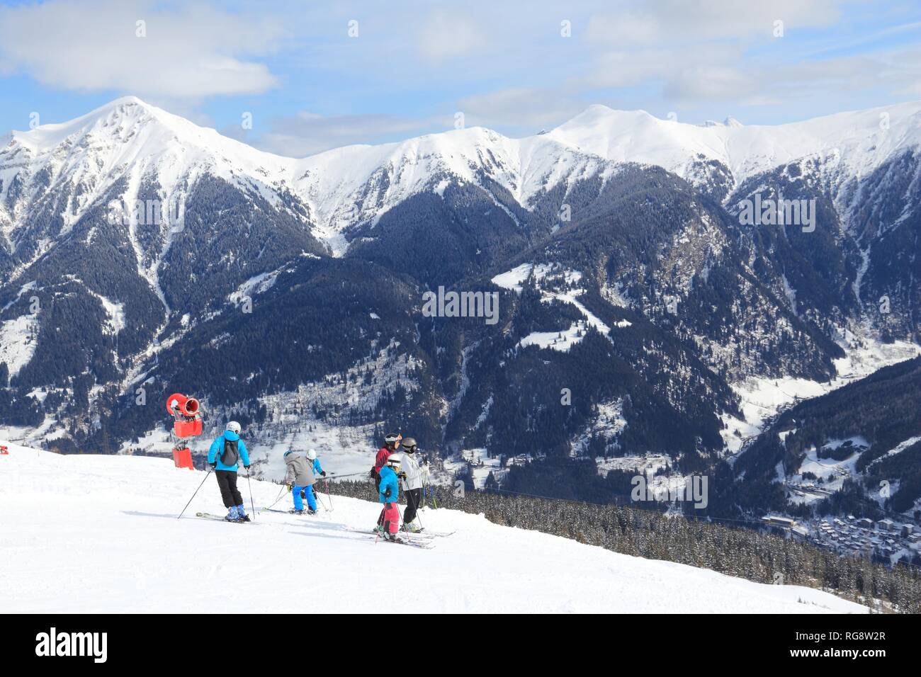 BAD GASTEIN, Austria - 9 Marzo 2016: persone ski in Bad Gastein. Esso è parte di sci Amade, una delle più grandi regioni di sci in Europa con 760km di piste da sci. Foto Stock