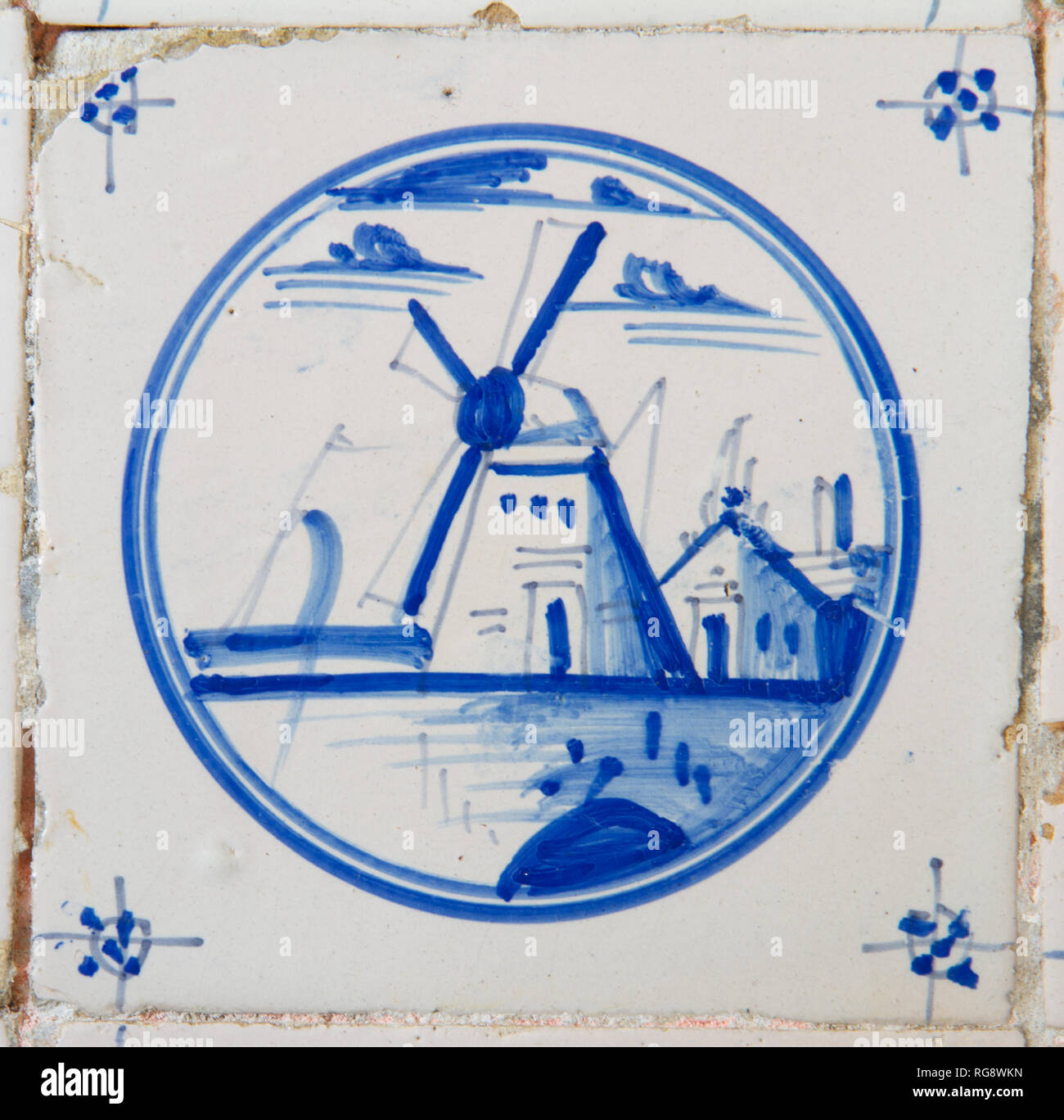 Blu Delft e piastrelle bianche con la pittura di un mulino a vento Foto Stock