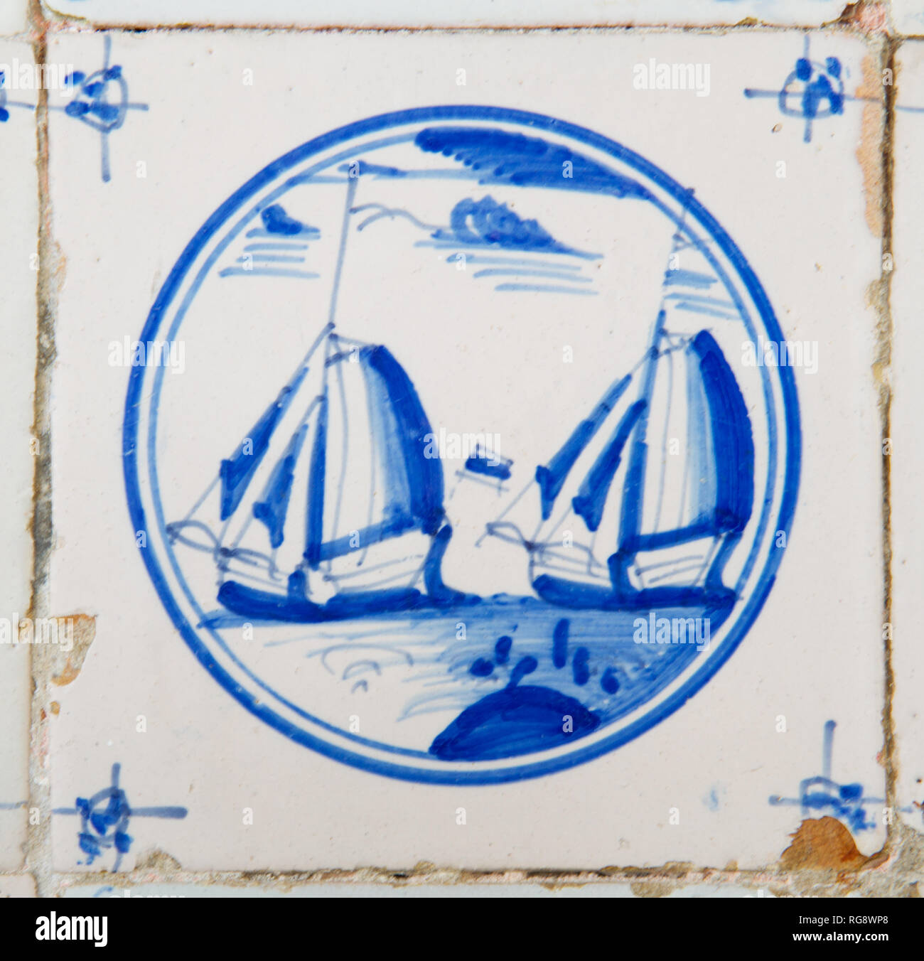Blu Delft e piastrelle bianche con la pittura di barche a vela Foto Stock