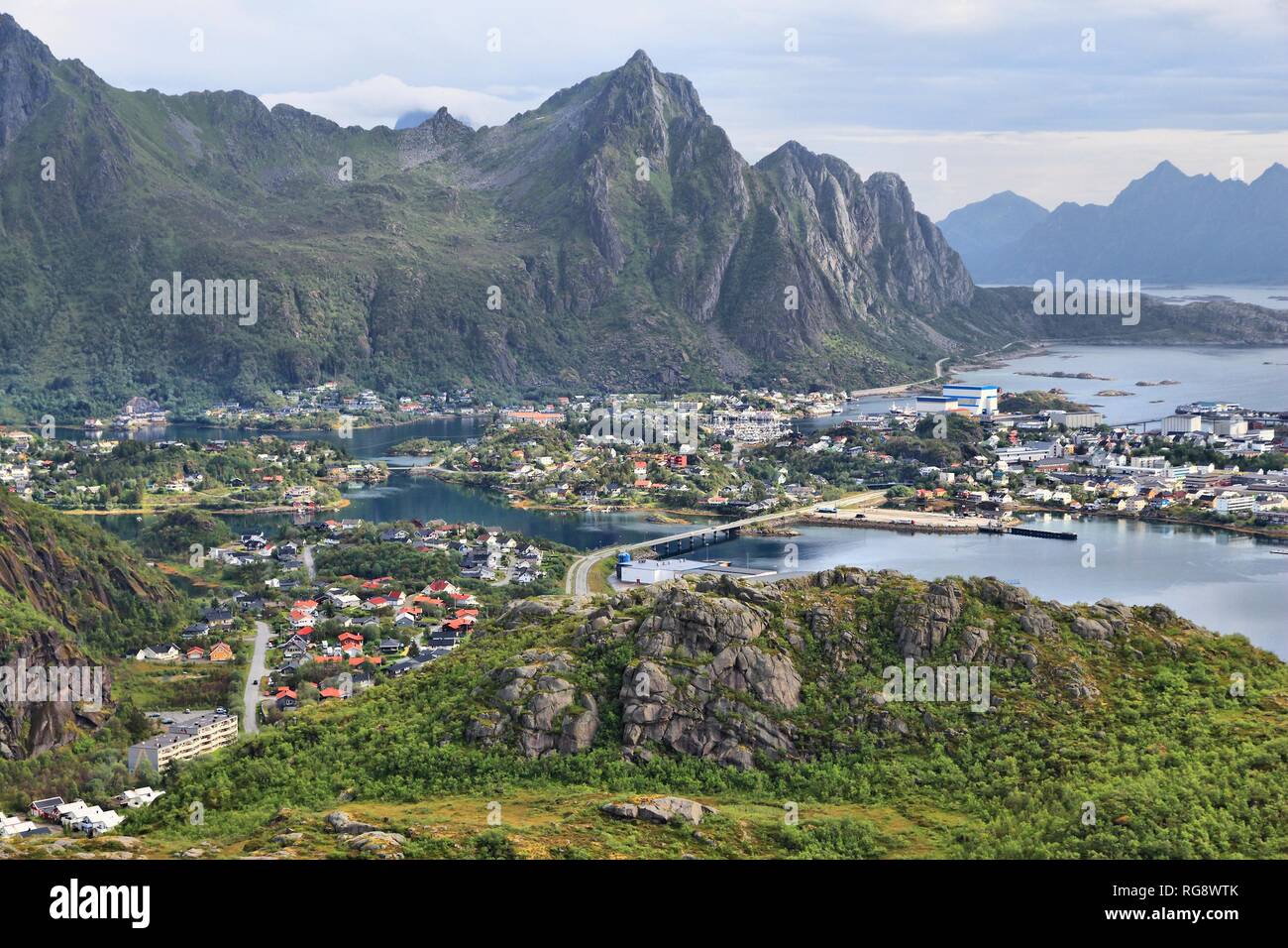 Isole Lofoten in Norvegia artica. Svolvaer vista città sull isola di Austvagoya. Vista aerea della zona boreale da Tjeldbergtinden sentiero escursionistico. Foto Stock