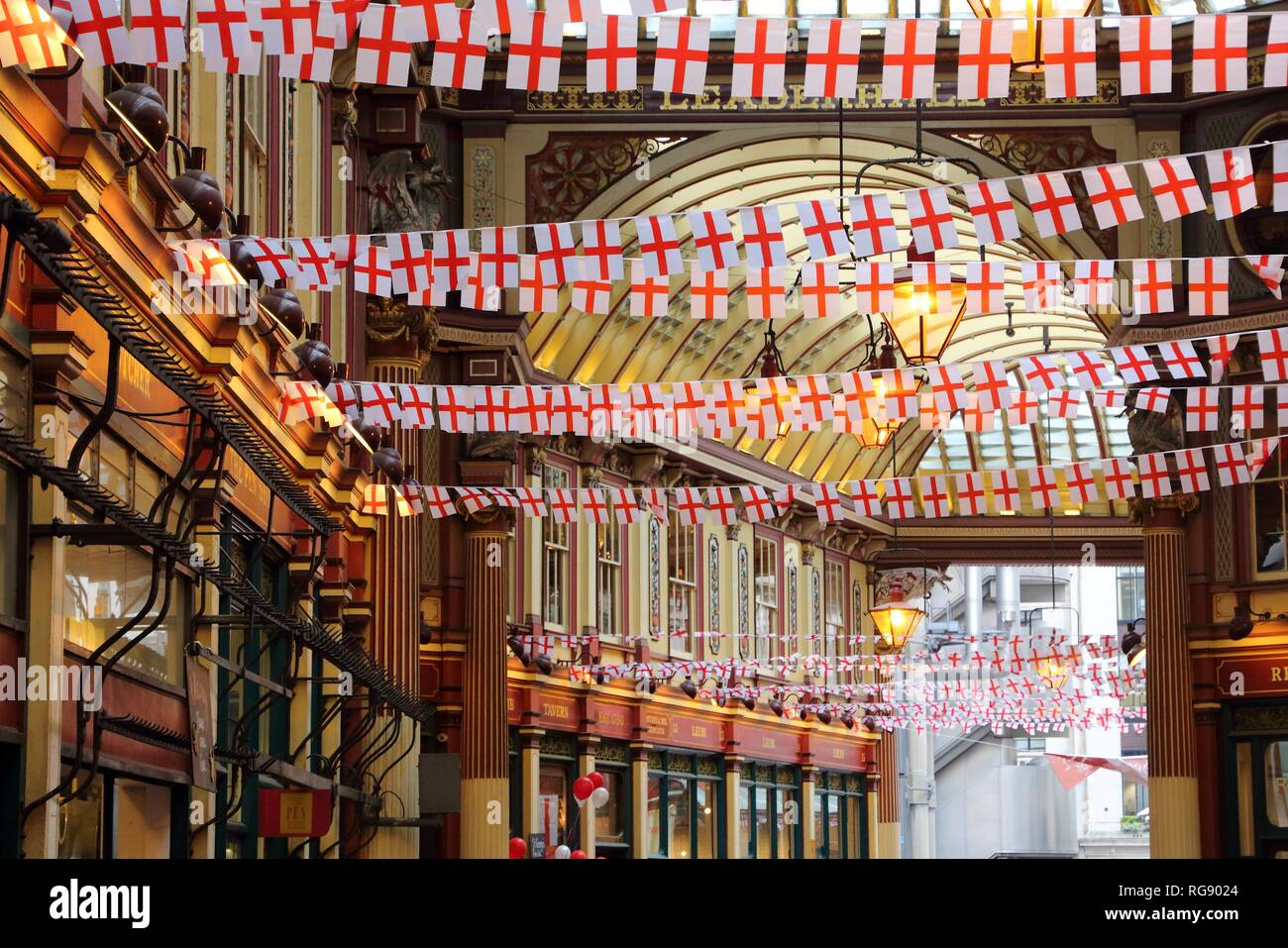 LONDON, Regno Unito - 22 Aprile 2016: Saint George's Day decorazioni in mercato Leadenhall, Londra. San Giorgio è il santo patrono dell'Inghilterra. Foto Stock