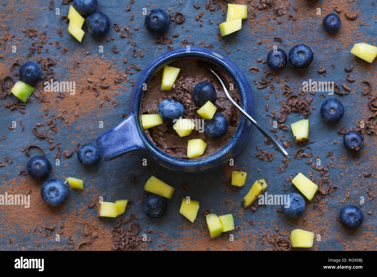 Cioccolato mousse di avocado su un sfondo di ardesia. Foto Stock
