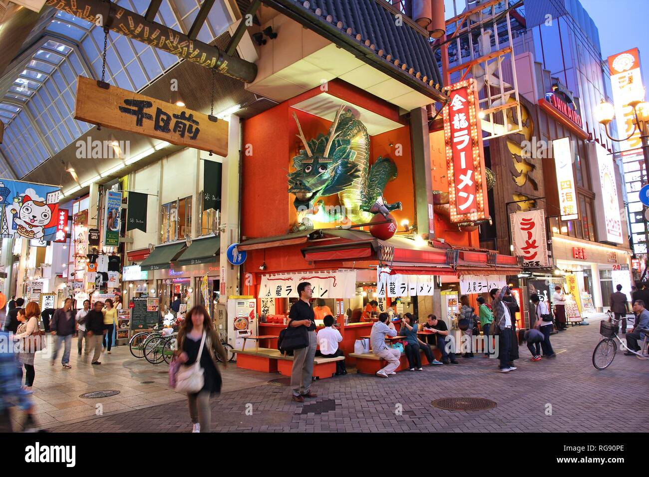 OSAKA, Giappone - 24 aprile: gli amanti dello shopping a piedi nei pressi di Shinsaibashi street on April 24, 2012 di Osaka in Giappone. Secondo Tripadvisor, è attualmente fra i top Foto Stock