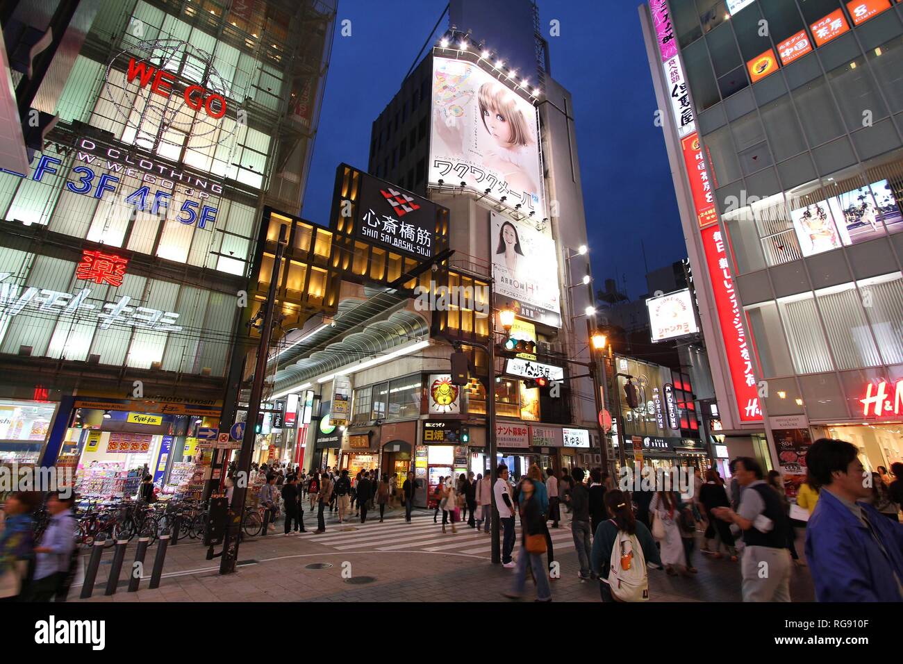 OSAKA, Giappone - 24 aprile: gli amanti dello shopping a piedi nei pressi di Shinsaibashi stree on April 24, 2012 di Osaka in Giappone. Secondo Tripadvisor, è attualmente fra i top Foto Stock
