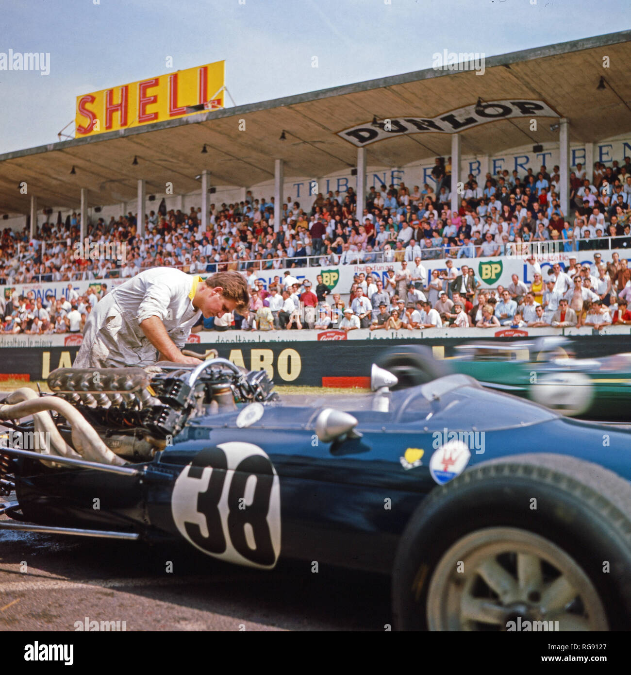 Der Wagen des Schweizer Rennfahrers Joseph Siffert hat einen Ausfall, ca. 1966. La vettura della Swiss racing driver Joseph Siffert al pit-stop, ca. 1966. Foto Stock