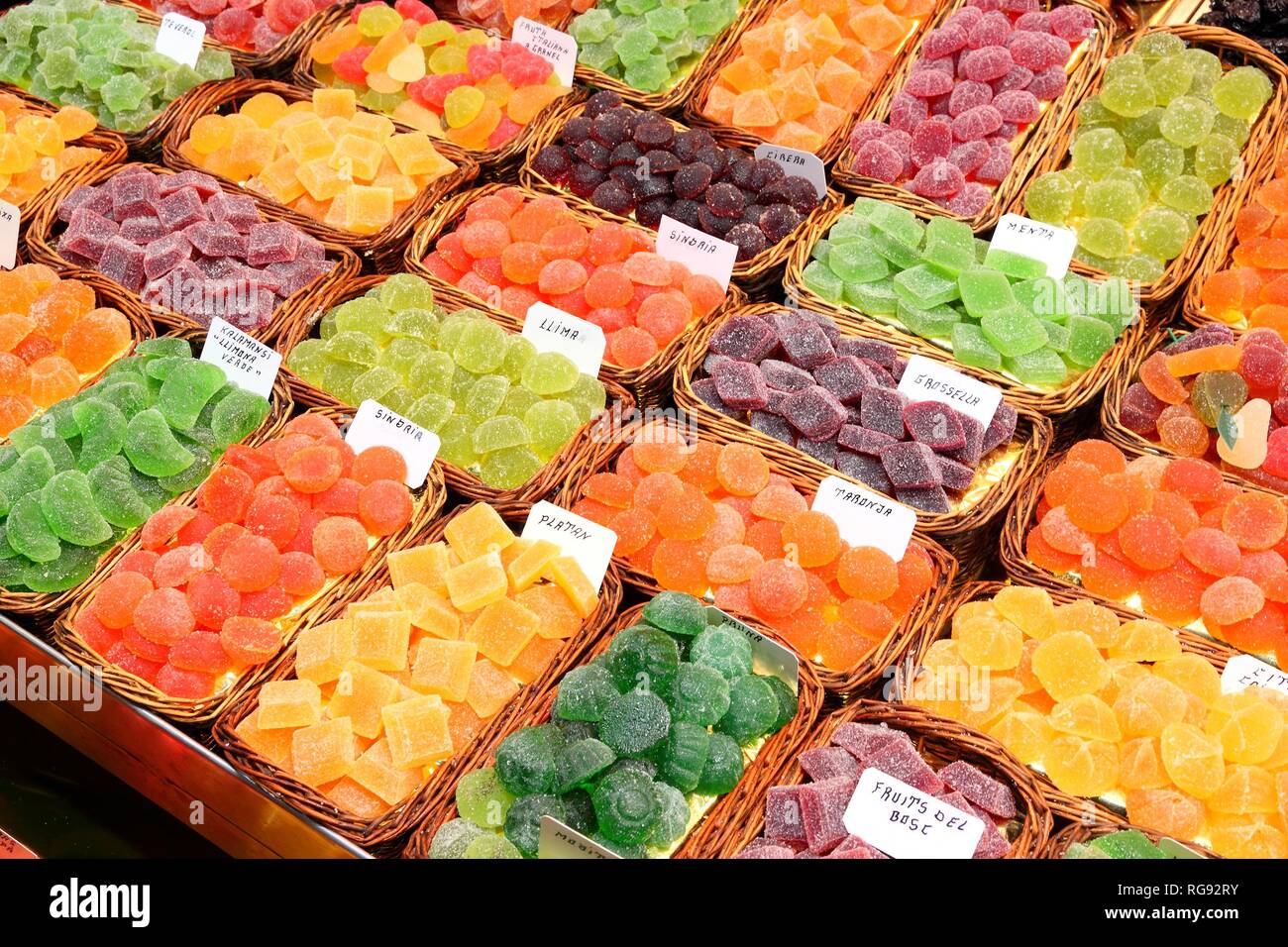 Pasticceria al Mercato di Boqueria a Barcellona, Spagna. Gocce di gomma colorata e gomma di vini dolci. Foto Stock
