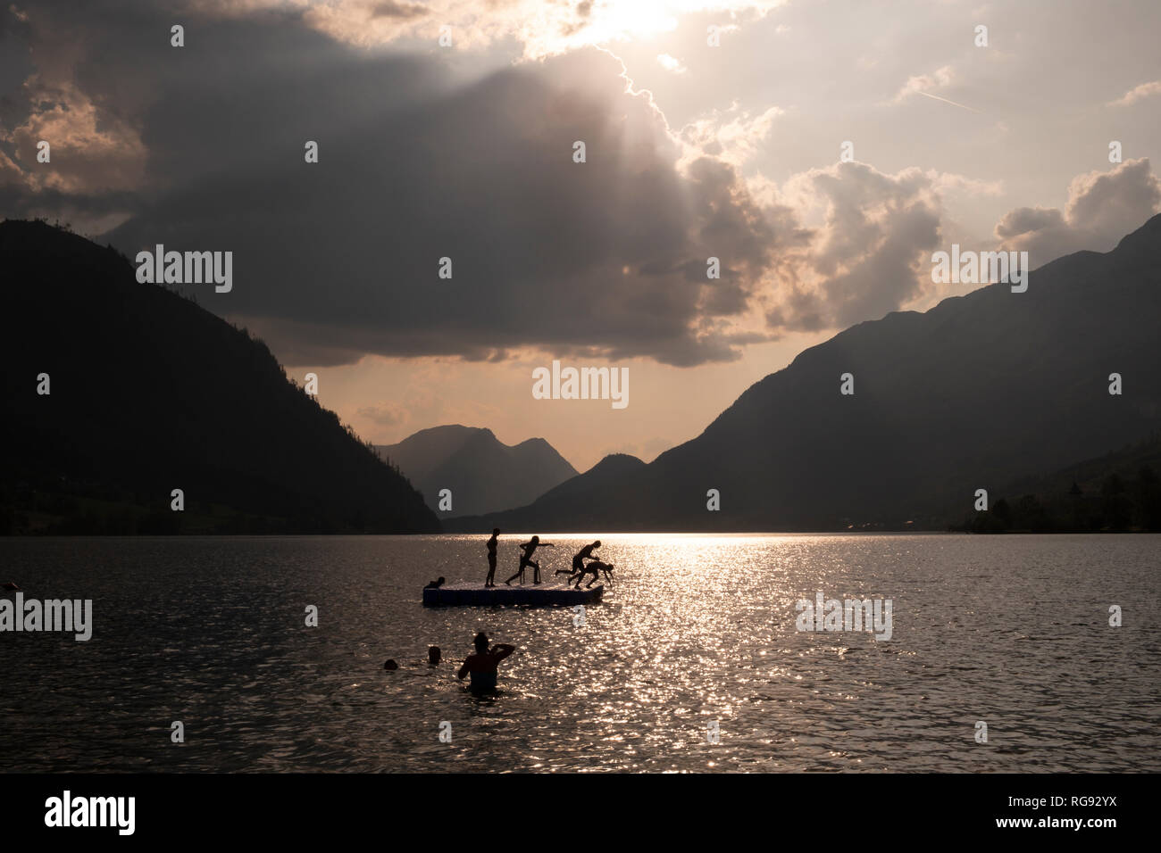 Austria, Ausseer Land, la gente al lago di divertirsi su una piattaforma galleggiante Foto Stock