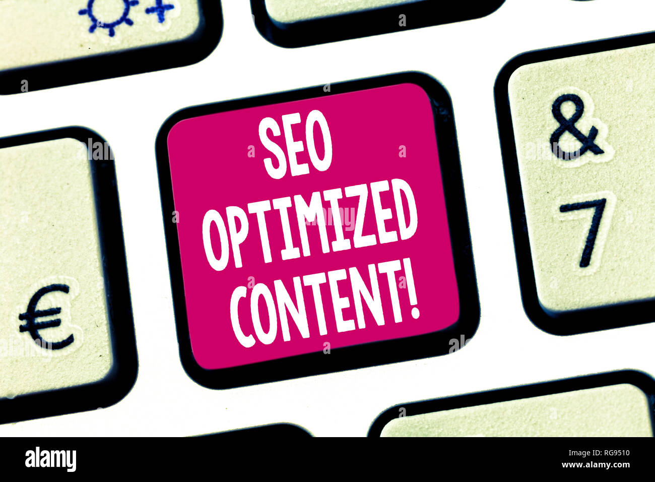 Segno di testo mostra Seo ottimizzato il contenuto. Foto concettuale rendendo le pagine del sito attraente per i motori di ricerca chiave di tastiera intenzione di creare computer Foto Stock