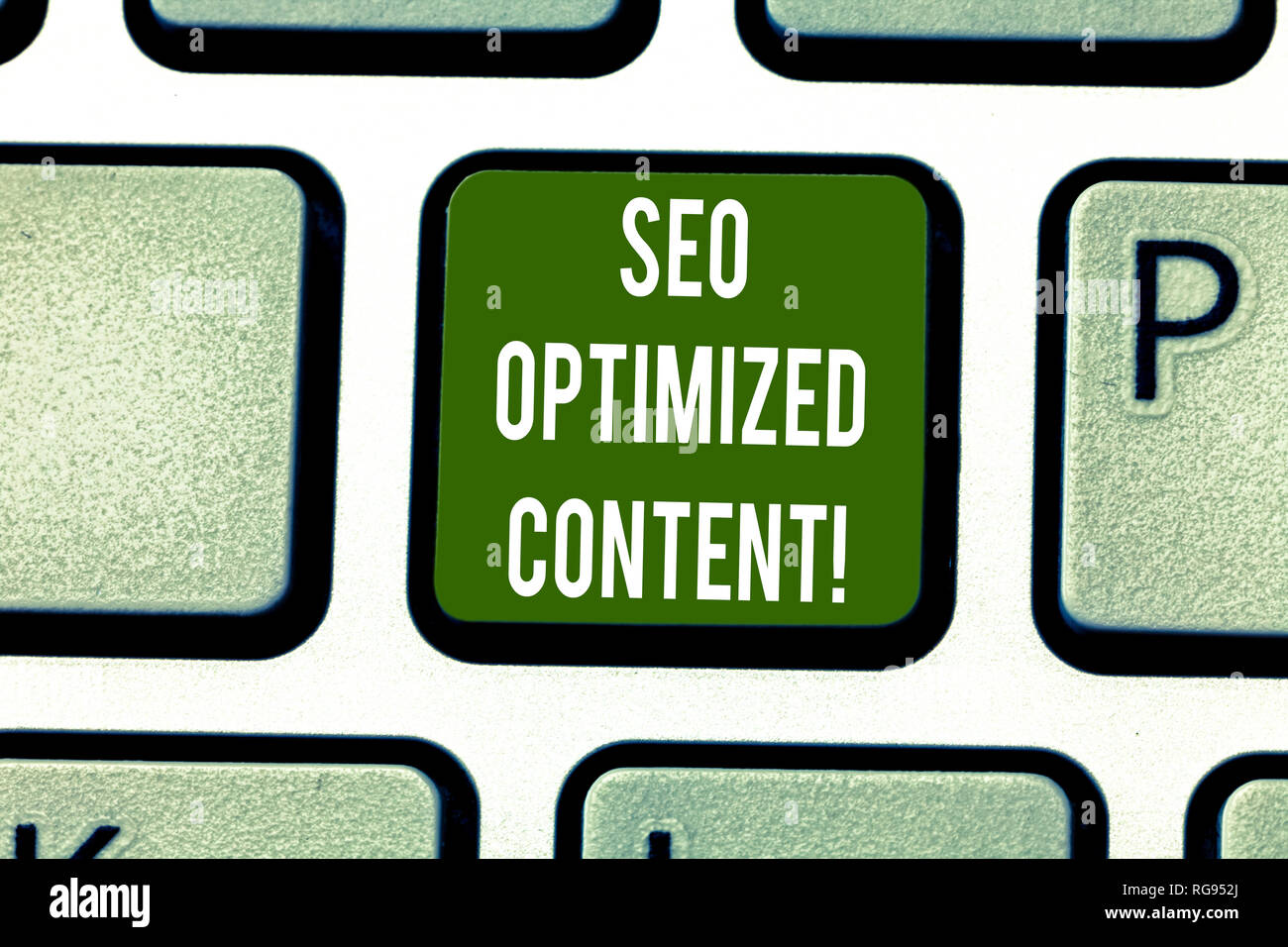 Segno di testo mostra Seo ottimizzato il contenuto. Foto concettuale rendendo le pagine del sito attraente per i motori di ricerca chiave di tastiera intenzione di creare computer Foto Stock