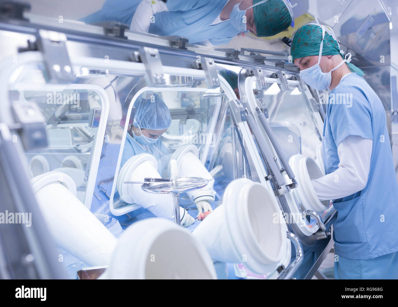 Gli scienziati di trasformazione del tessuto umano nel laboratorio di isolatore Foto Stock