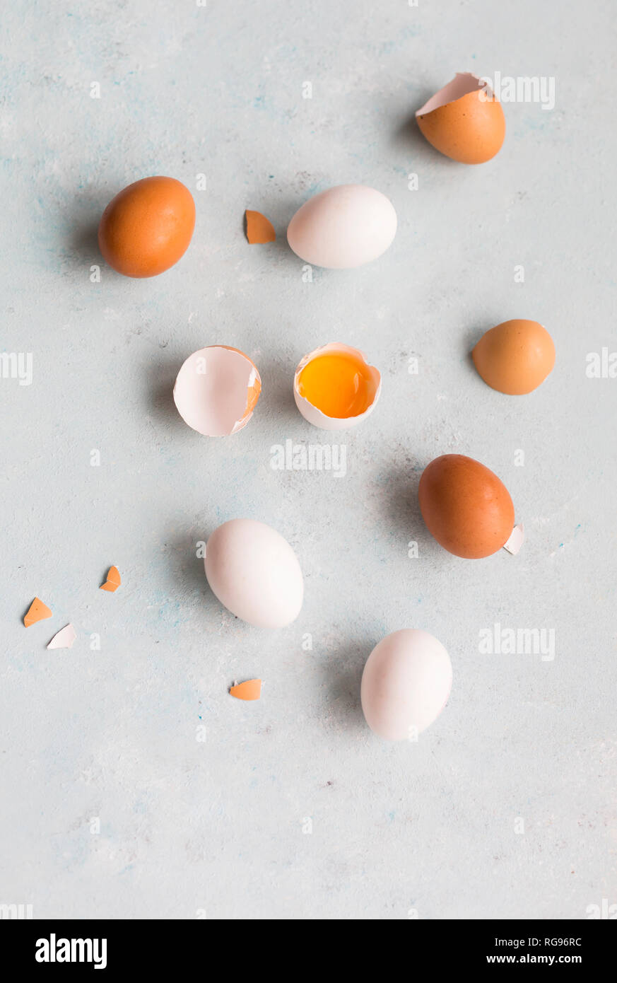 Tutto aperto e bianco e marrone di uova sulla massa di luce Foto Stock
