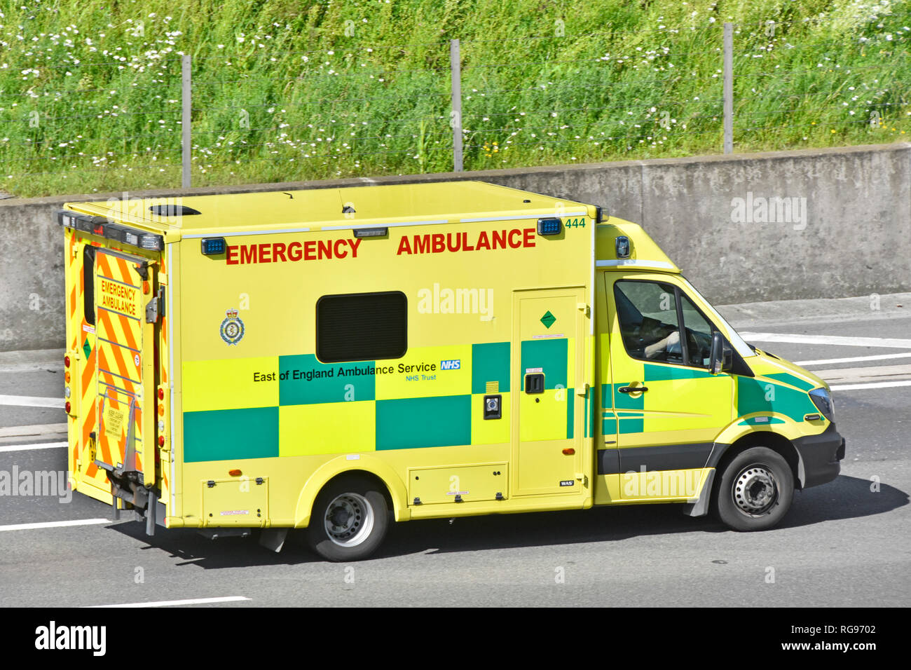 Guardando verso il basso dalla parte superiore del lato anteriore del tetto e visualizzare Est dell' Inghilterra Emergency Ambulance Service NHS 999 healthcare veicolo & crew M25 Autostrada England Regno Unito Foto Stock