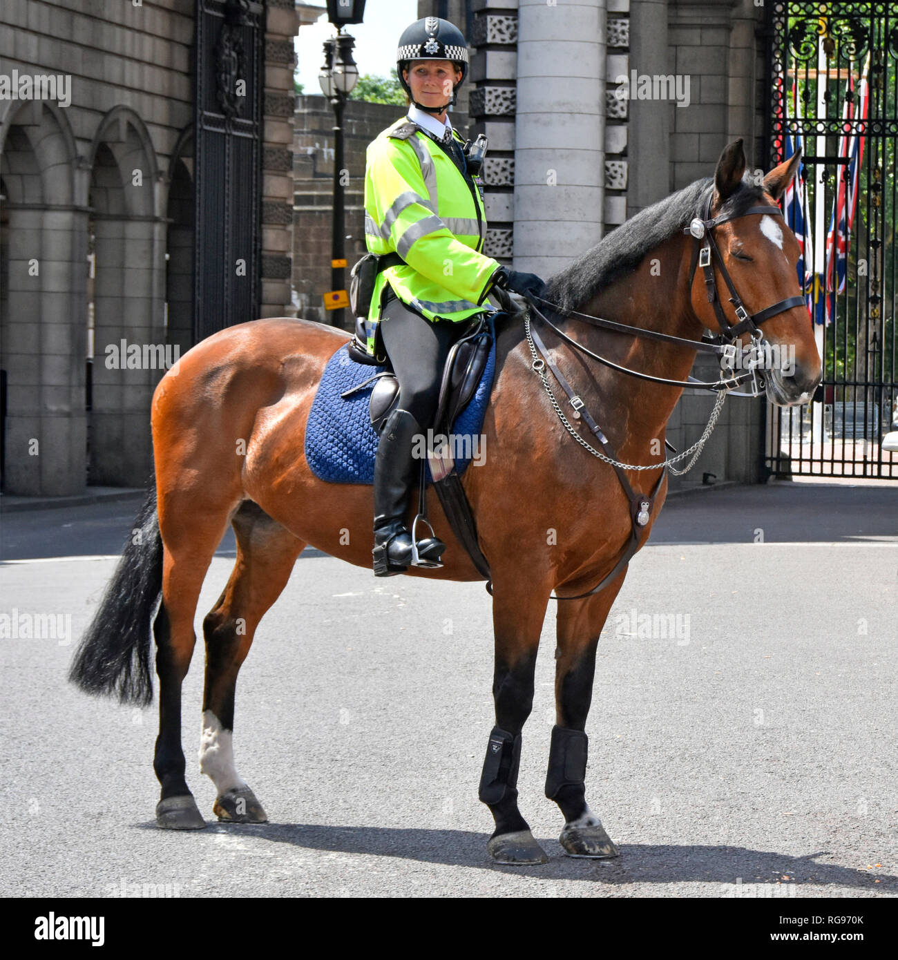 Donna Londra WPC British montato polizia metropolitana donna ufficiale alta viz giacca e cavallo sulle funzioni di controllo del traffico Admiralty Arch Londra Inghilterra UK Foto Stock