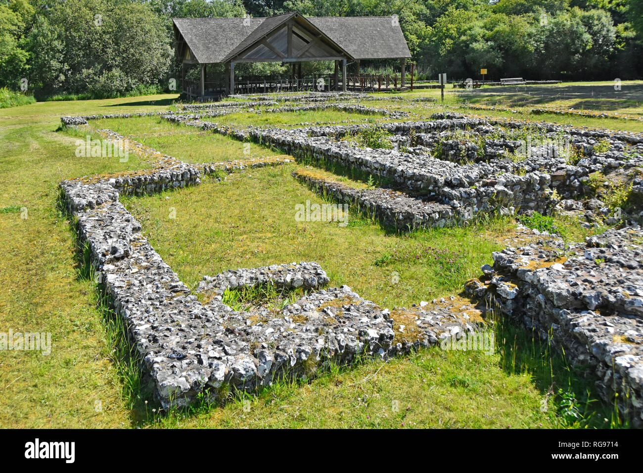 Littlecote storica Villa Romana del layout con famoso restaurato Impero Romano Orpheus mosaic display nella piattaforma di osservazione Ramsbury Wiltshire, Inghilterra REGNO UNITO Foto Stock
