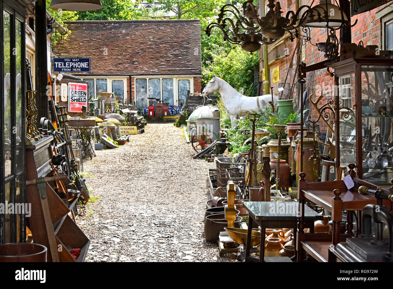 Visualizzazione di cimeli storici collectables & bric a brac nel cortile del concessionario & showroom con schermo verde segno a Hungerford Berkshire England Regno Unito Foto Stock