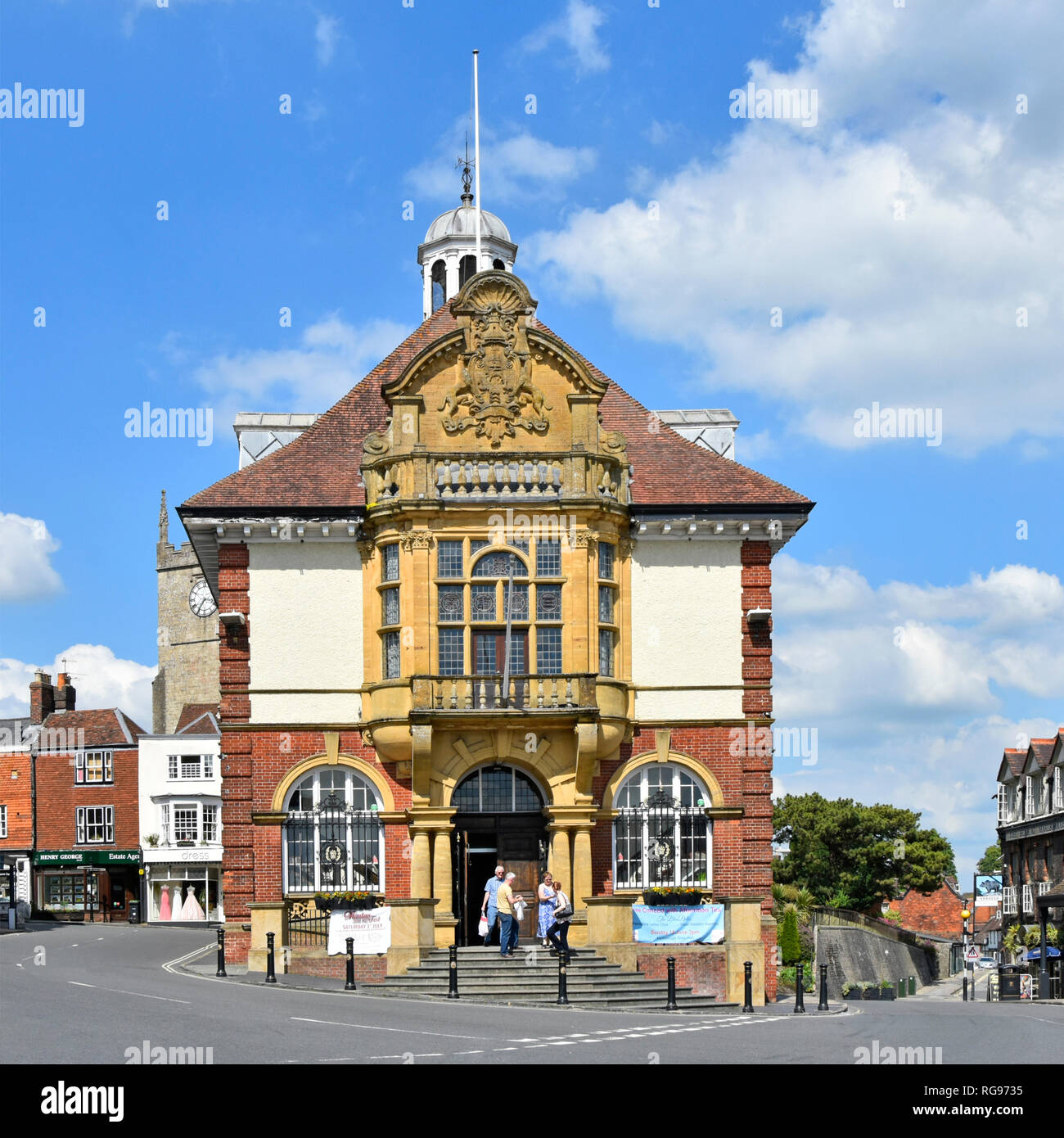 Vittoriano vecchio Marlborough Town Hall storico edificio di interesse storico in alta strada della città inglese mercato sulla strada A3464 e svincolo in Wiltshire Inghilterra Regno Unito Foto Stock