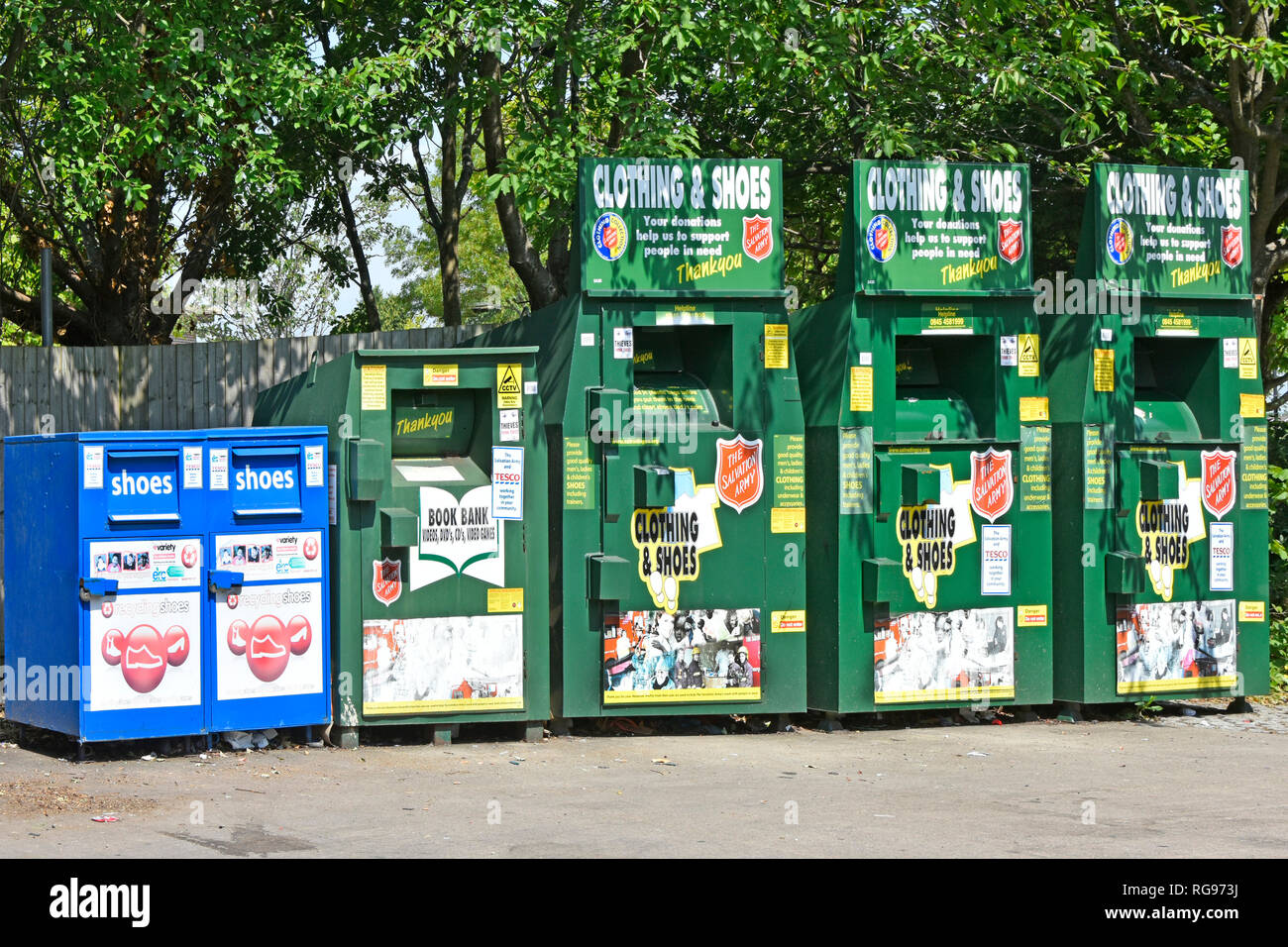 Esercito della salvezza la carità di aiutare le persone che ne hanno bisogno attraverso la seconda mano vestiti e scarpe recycling bin vicino al supermercato Tesco parcheggio auto Oxfordshire England Regno Unito Foto Stock