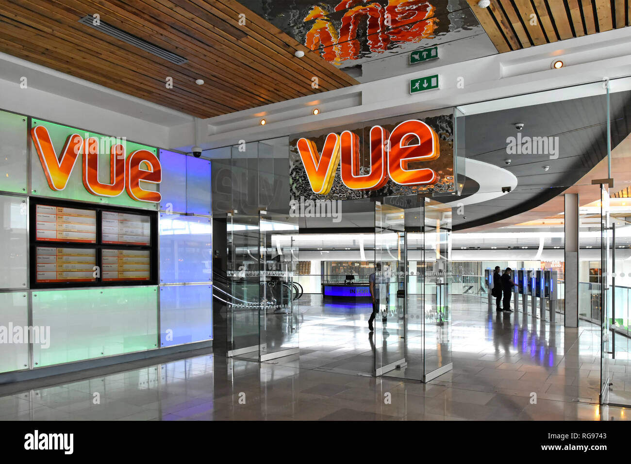 Segnali in ingresso di Vue Cinema nel centro commerciale con le persone nel foyer il centro commerciale Westfield Stratford City Newham Est Londra Inghilterra REGNO UNITO Foto Stock