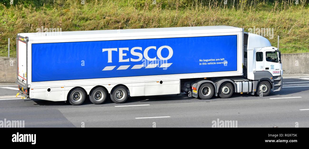 Vista laterale di un supermercato Tesco hgv catena di approvvigionamento alimentare juggernaut camion Truck & rimorchio articolato la pubblicità del marchio aziendale logo nome AUTOSTRADA DEL REGNO UNITO Foto Stock