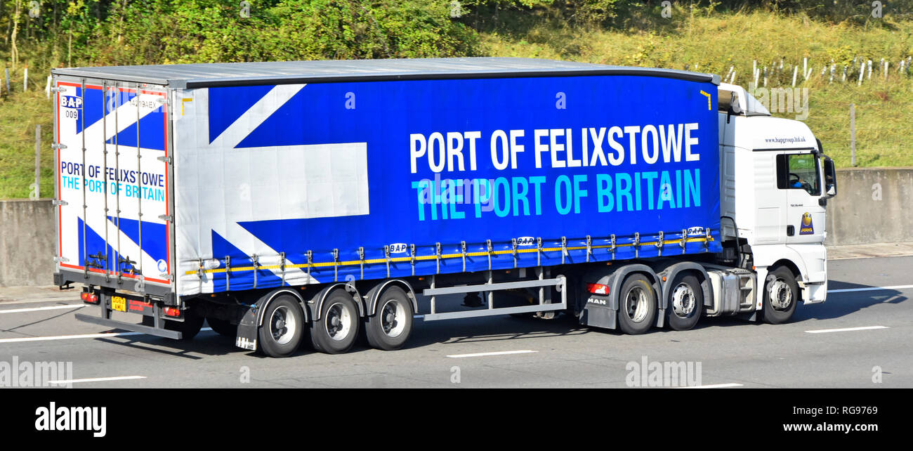Laterale e posteriore dell'uomo bianco hgv camion Truck & trailer pubblicità e promozione di porto di Felixstowe e porto di Bretagna sul lato del semi rimorchio autostrada del Regno Unito Foto Stock