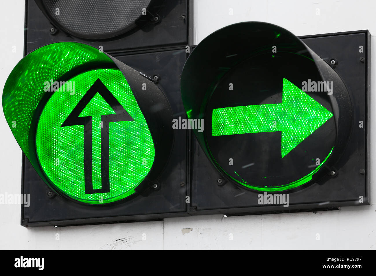 Il traffico urbano con luci aggiuntive di svolta a destra mostra la sezione di luce verde Foto Stock