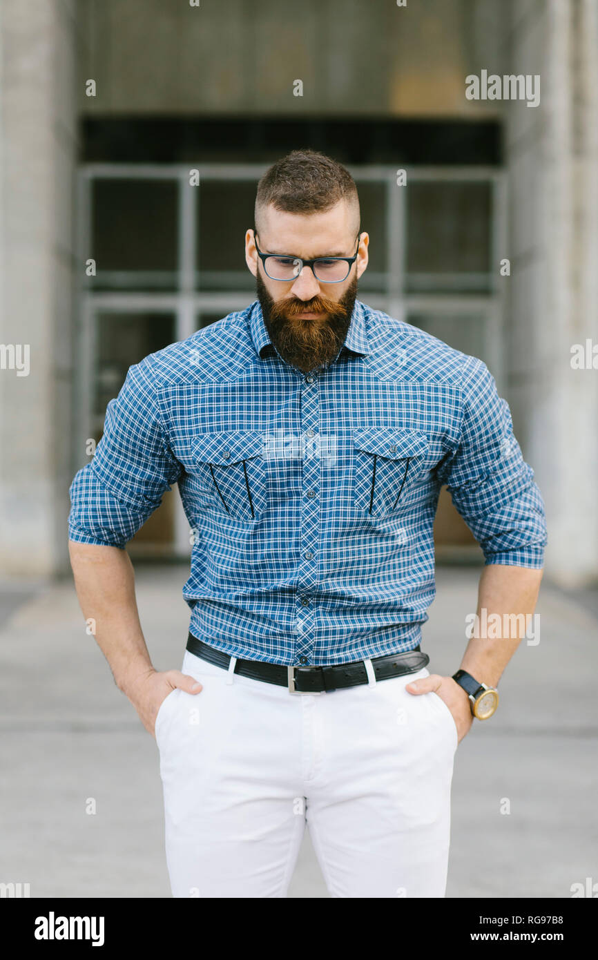 Ritratto di barbuto hipster imprenditore indossando occhiali e plaid shirt Foto Stock