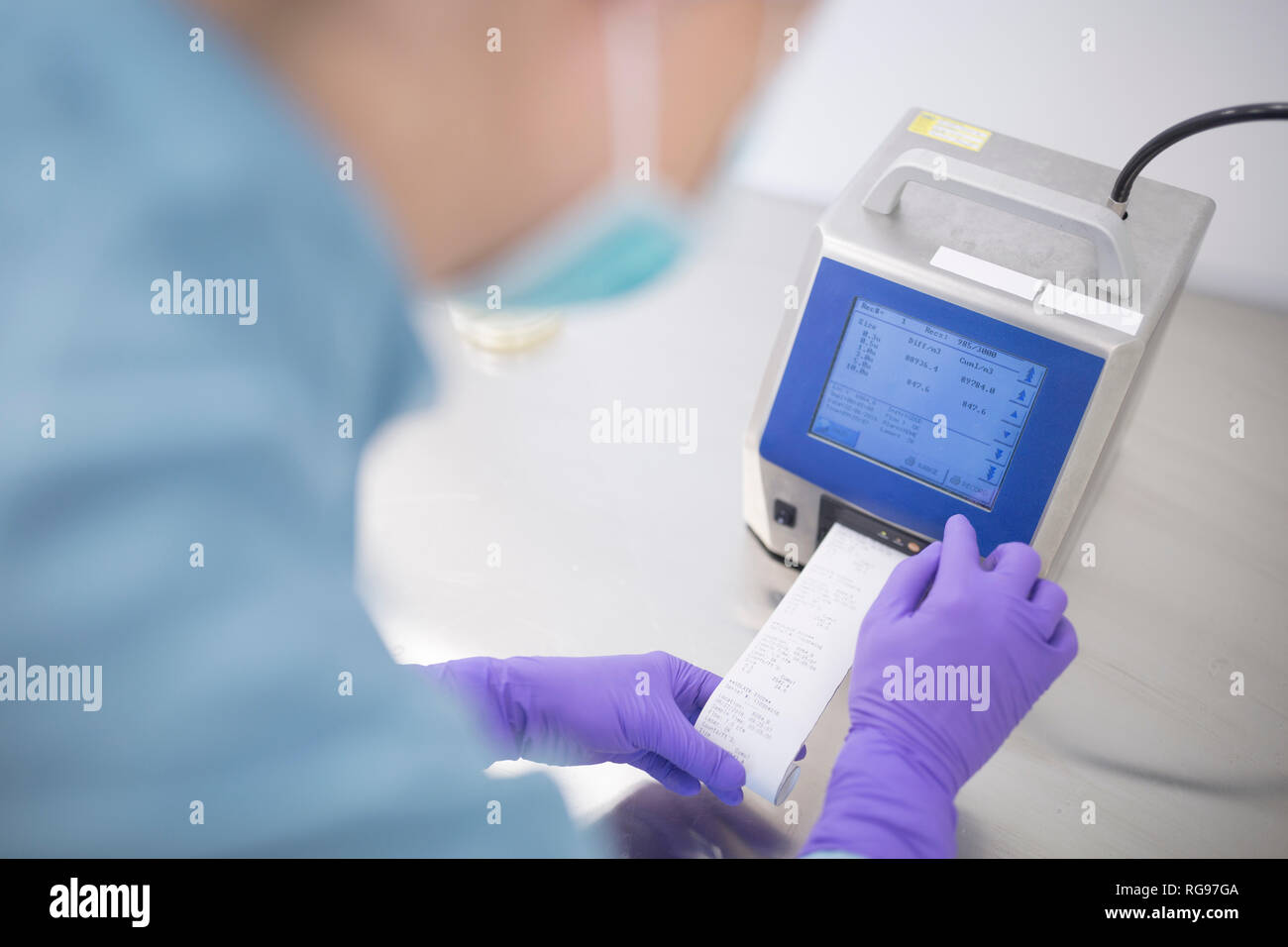 Scienziato usando il dispositivo in laboratorio per la produzione di droghe Foto Stock