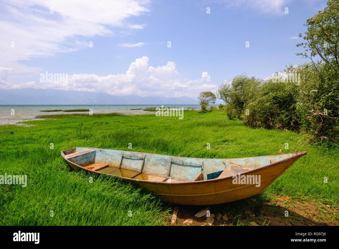 Albania, Scutari, barca da pesca, il Lago di Scutari lakeside Foto Stock
